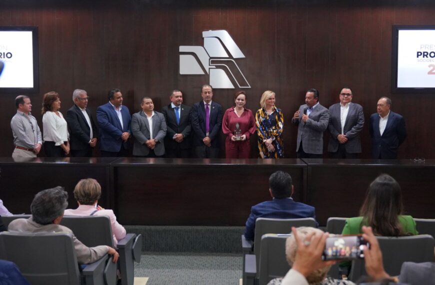 Presenta alcaldesa prontuario socioeconómico binacional 2024 a fuerzas vivas de Nuevo Laredo