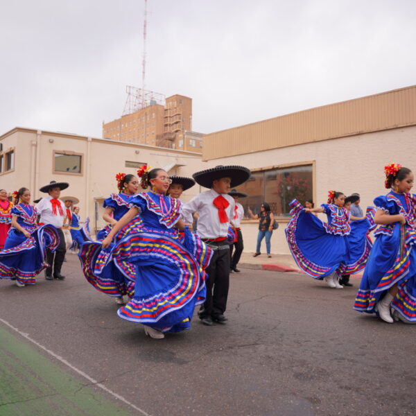 Participan artistas locales en primer desfile binacional de Laredo, Texas