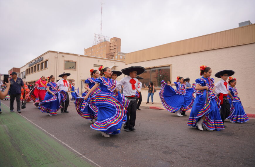 Participan artistas locales en primer desfile binacional de Laredo, Texas