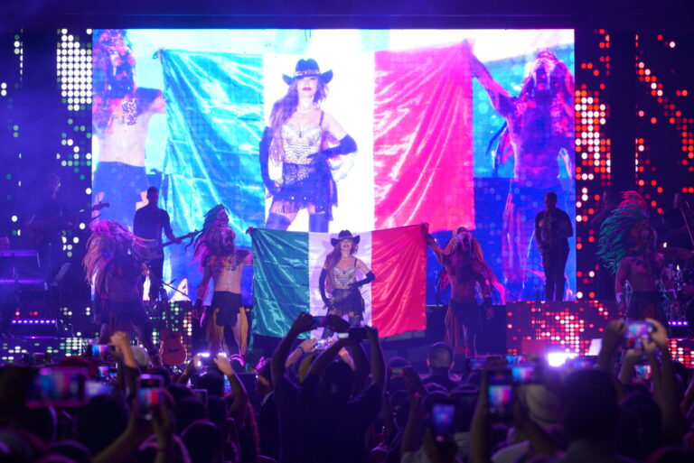 Viven neolaredenses fiesta mexicana con emotivo grito de Independencia