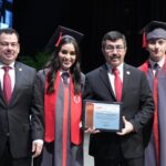 Gradúan 161 egresados de la Facultad de…