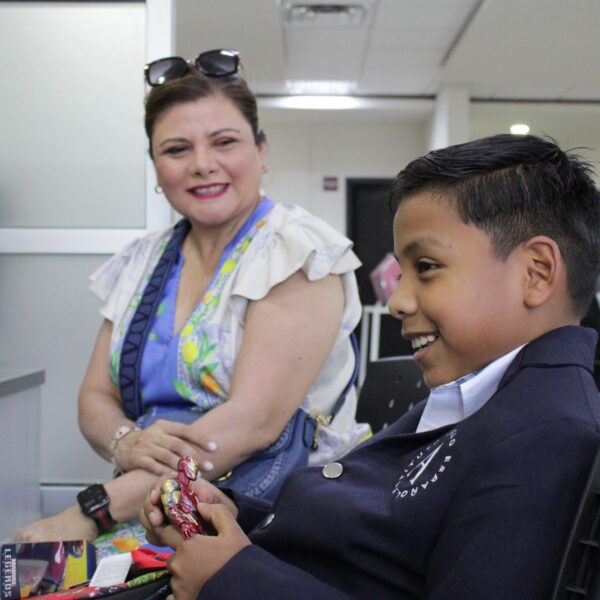 Apoya el gobierno municipal a 14 estudiantes con…