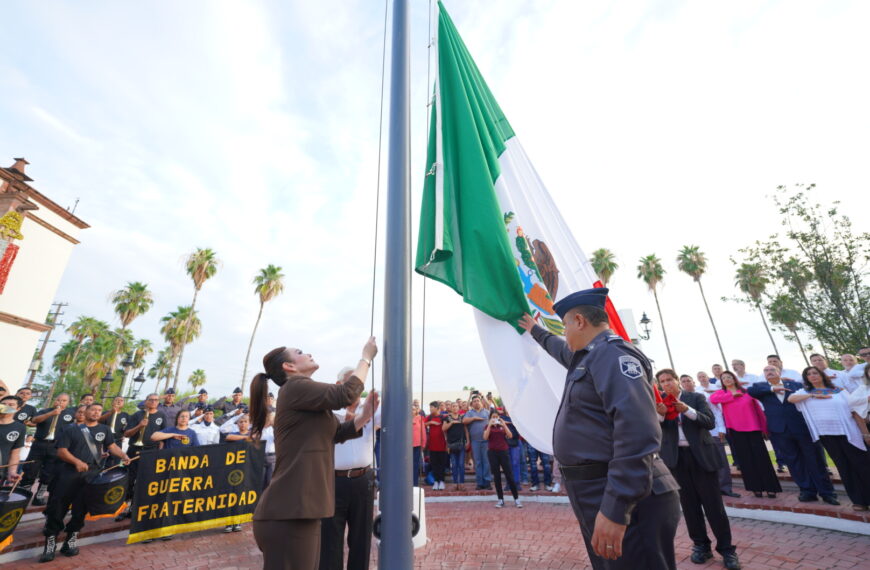 Conmemoran los 214 años del inicio de la Independencia con honores y ofrenda floral