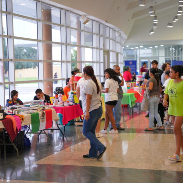 Disfrutan neolaredenses Noche mexicana con Bazar Joven y bailes regionales