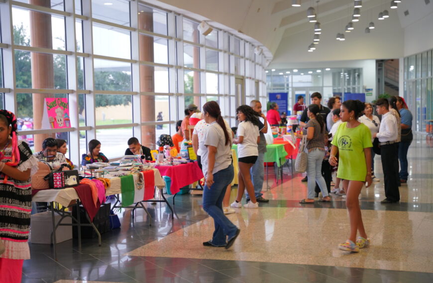 Disfrutan neolaredenses Noche mexicana con Bazar Joven y bailes regionales