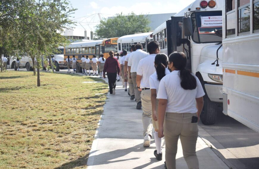 Apoya gobierno municipal a más de 1,800 estudiantes con transporte escolar