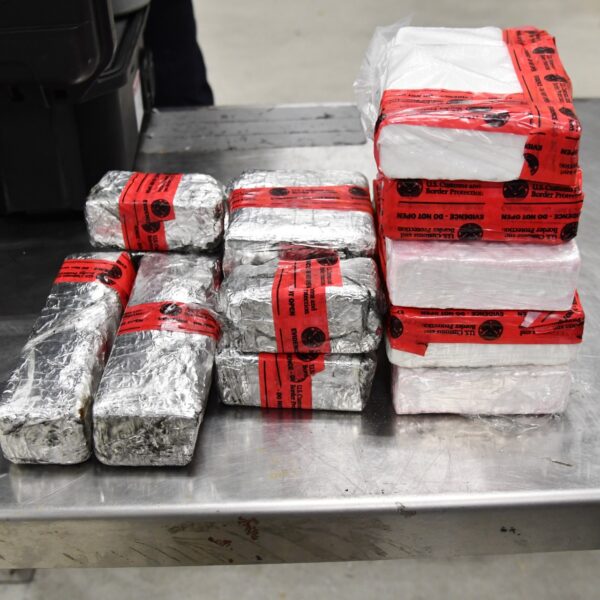 Detienen a una mujer en el puente II con 241,000 dólares en cocaína oculta en su auto