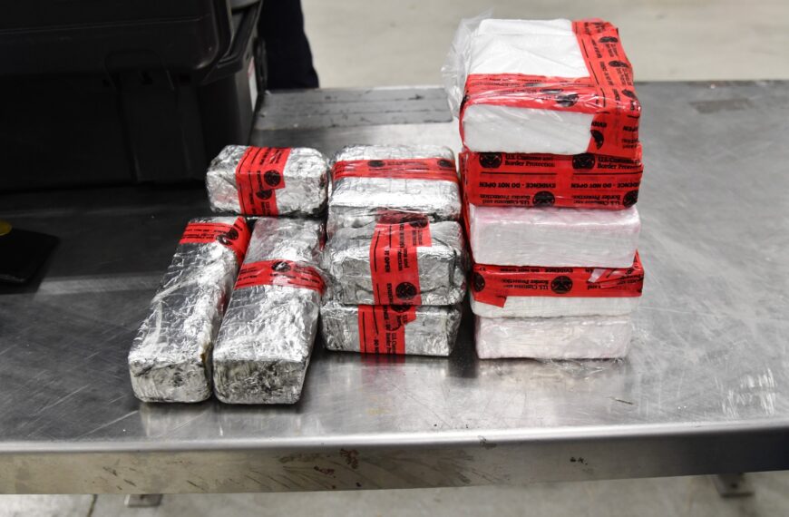 Detienen a una mujer en el puente II con 241,000 dólares en cocaína oculta en su auto