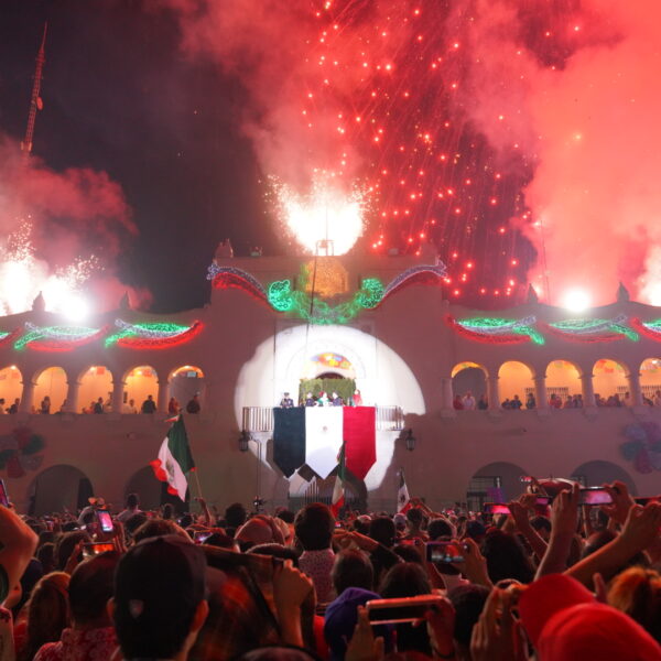 Vibran más de 30 mil neolaredenses en el grito de la Independencia y concierto de Gloria Trevi