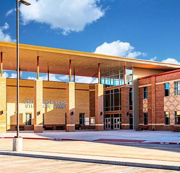 Policía de Laredo evacua la escuela United High School tras falsa amenaza de bomba