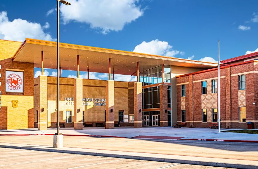 Policía de Laredo evacua la escuela United High School tras falsa amenaza de bomba