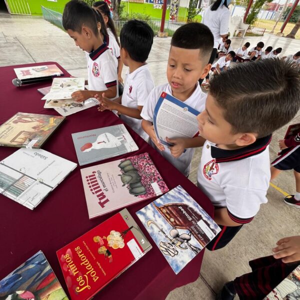 Lleva gobierno municipal biblioteca itinerante a estudiantes de primaria