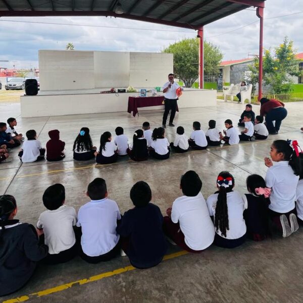 Lleva gobierno municipal biblioteca itinerante a estudiantes de primaria