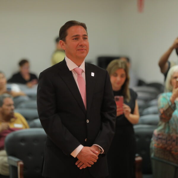 Carmen Lilia toma protesta a Jesús Jasso Montemayor como primer síndico del Ayuntamiento de Nuevo Laredo