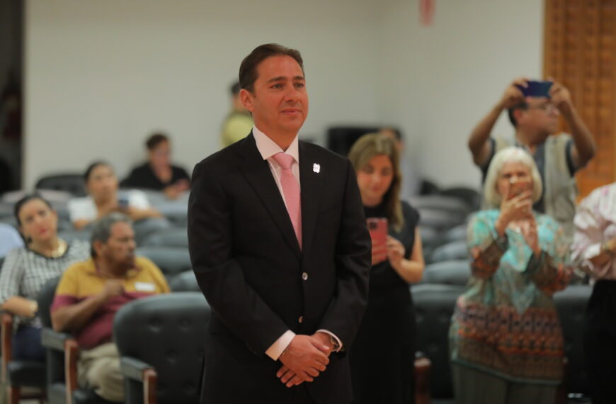Carmen Lilia toma protesta a Jesús Jasso Montemayor como primer síndico del Ayuntamiento de Nuevo Laredo