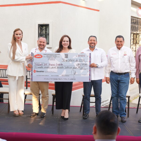 Dona cámara de constructores de Nuevo Laredo más de 850,000 pesos al Sistema DIF