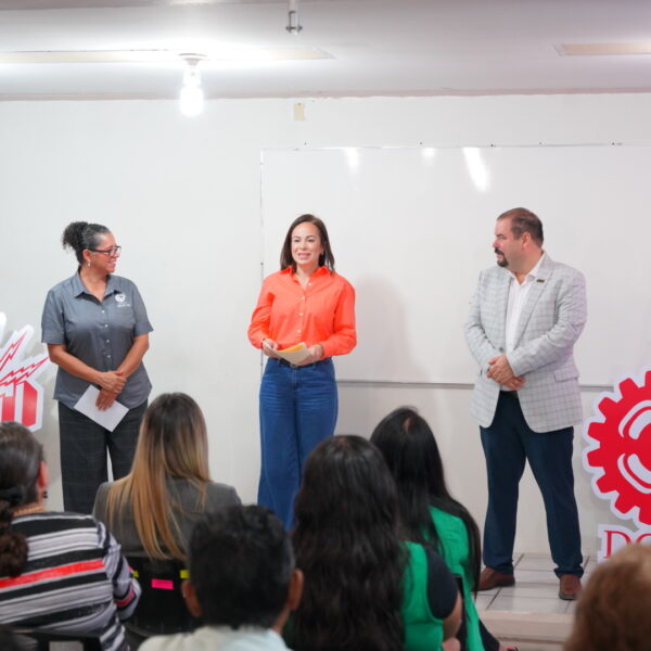 Entrega Cecati certificado de operadoras de autotransporte a mujeres becadas por Inmujer