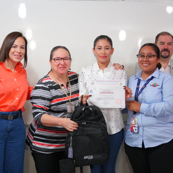 Entrega Cecati certificado de operadoras de autotransporte a mujeres becadas por Inmujer