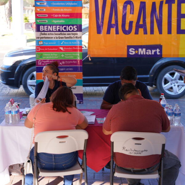 Responden neolaredenses al programa Feria de empleo del gobierno municipal