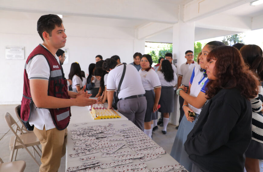Orienta Imjuve a estudiantes del Cobat 18 con entrega de métodos anticonceptivos