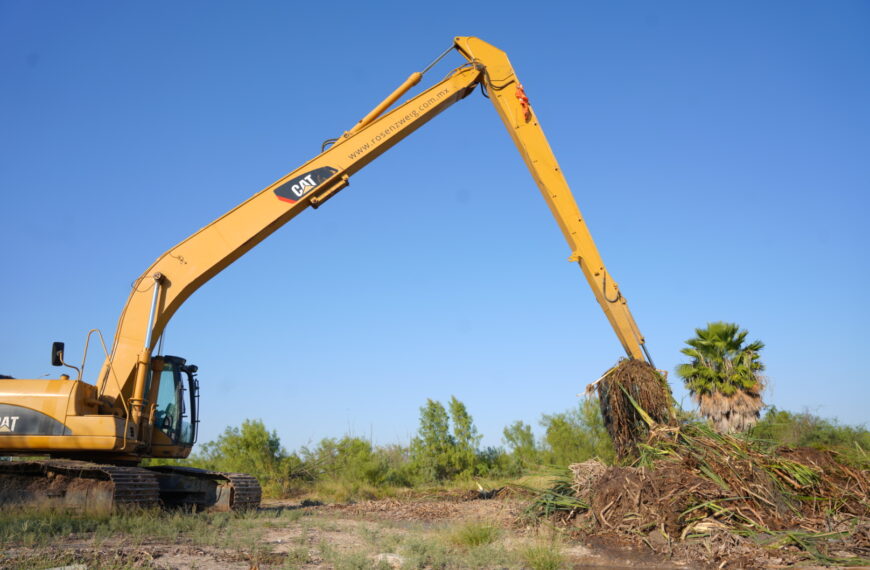Refuerza gobierno municipal saneamiento del Laguito con limpieza de carrizo perimetral