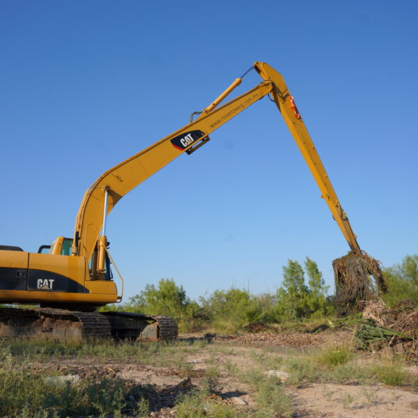 Refuerza gobierno municipal saneamiento del laguito con limpieza de carrizo perimetral 