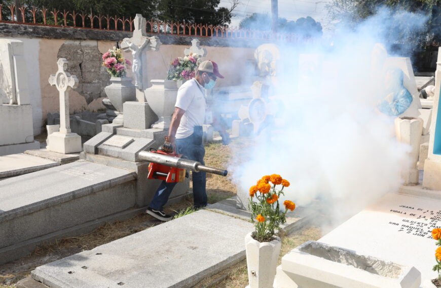 Reporta gobierno municipal panteones limpios y fumigados para recibir el Día de Muertos