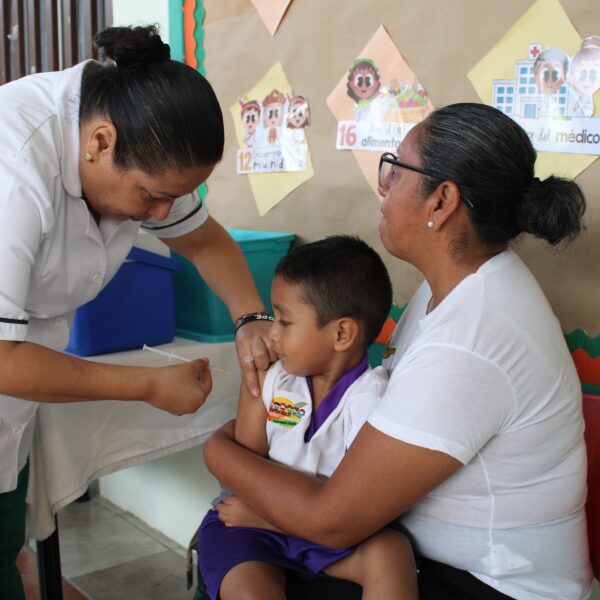 Lleva Bienestar Social brigada de salud a jardín…