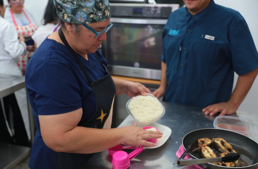 Aprenden ciudadanas “Sabores del mundo” en taller de oficio UNE