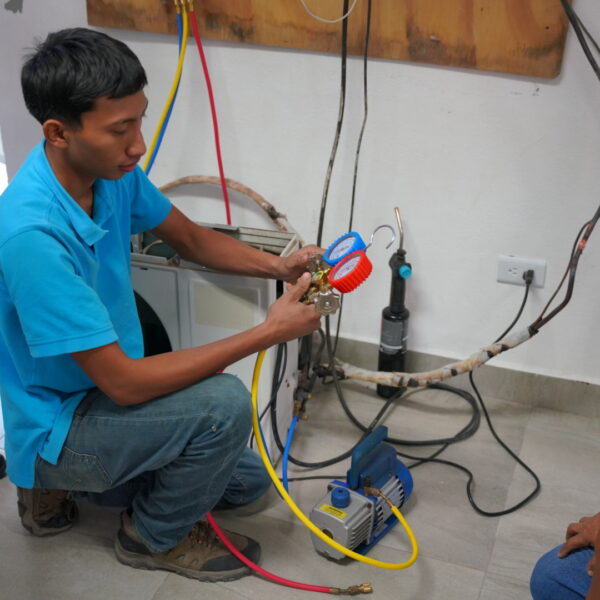 Ciudadanos aprenden nuevas habilidades en los talleres de oficio del gobierno municipal