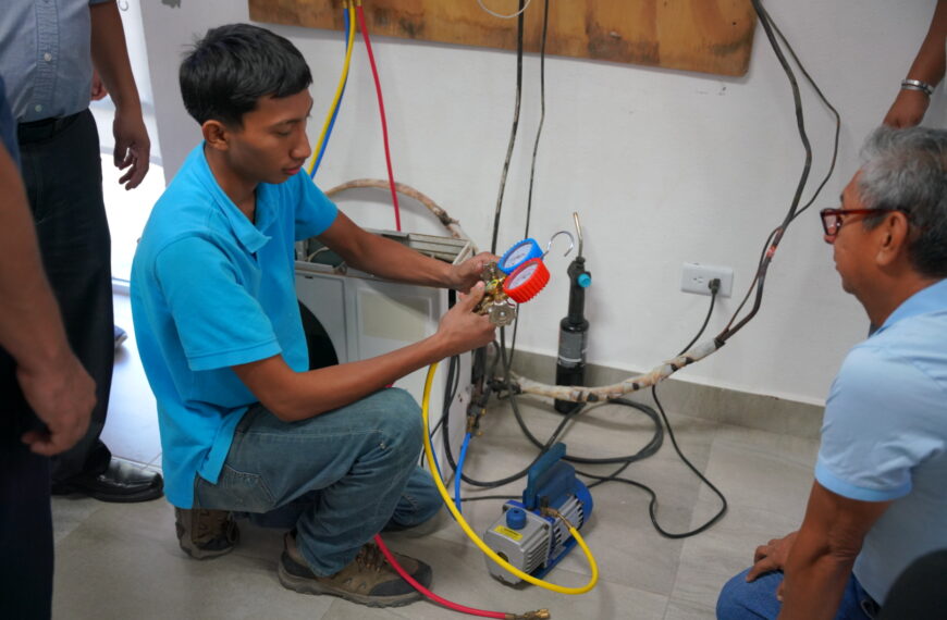 Ciudadanos aprenden nuevas habilidades en los talleres de oficio del gobierno municipal