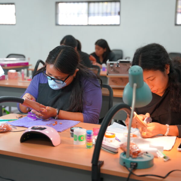 Ciudadanos aprenden nuevas habilidades en talleres de oficio