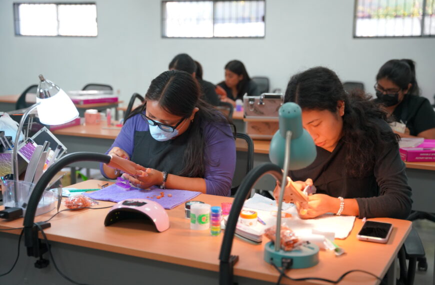 Ciudadanos aprenden nuevas habilidades en talleres de oficio