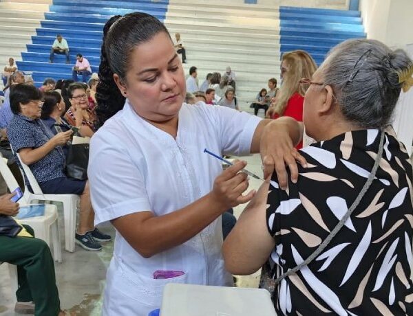 Exhorta Salud a la población a vacunarse contra influenza, Covid-19 y neumococo