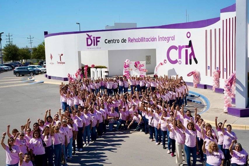 Se unen en Lazo Rosa Humano por Mes de Lucha contra el Cáncer de Mama