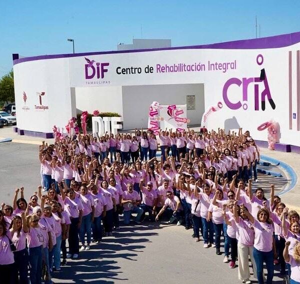 Se unen en Lazo Rosa Humano por Mes…