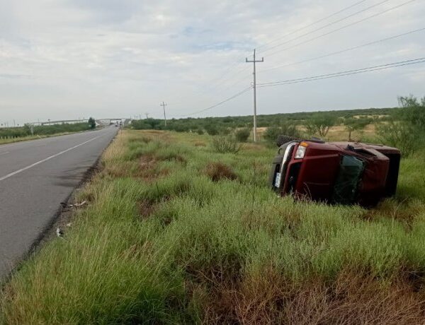 Tráiler impacta camioneta: conductor volcó y resultó herido en el kilómetro 26