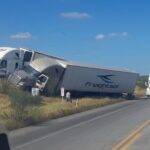 Fuerte impacto entre un par de tráileres…