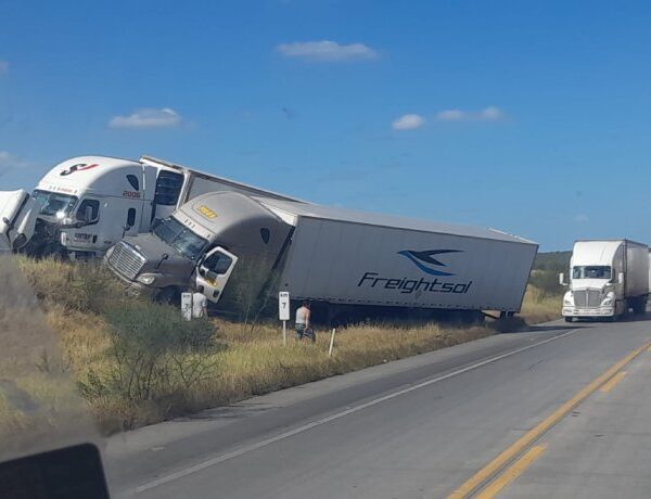 Fuerte impacto entre un par de tráileres obstruye…