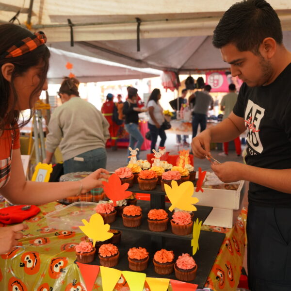 Disfrutan neolaredenses de colorido bazar edición Cultura Mexicana