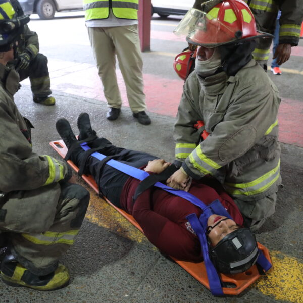 Reciben bomberos capacitación de rescate en situación de incendio en espacios cerrados