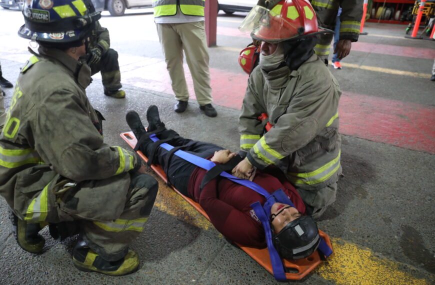 Reciben bomberos capacitación de rescate en situación de incendio en espacios cerrados