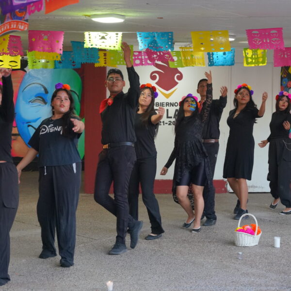 Refuerzan tradiciones con presentación artística en Casa de…