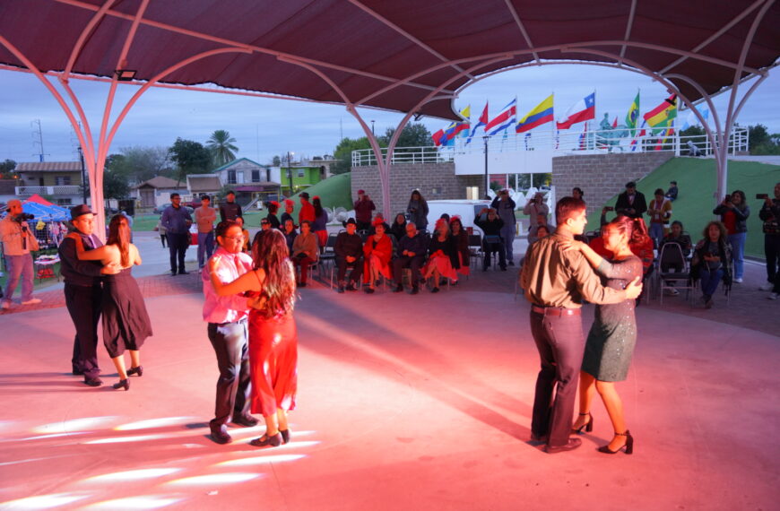 Disfrutan familias y adultos mayores del Jueves de Danzón en  la plaza Simón Bolívar