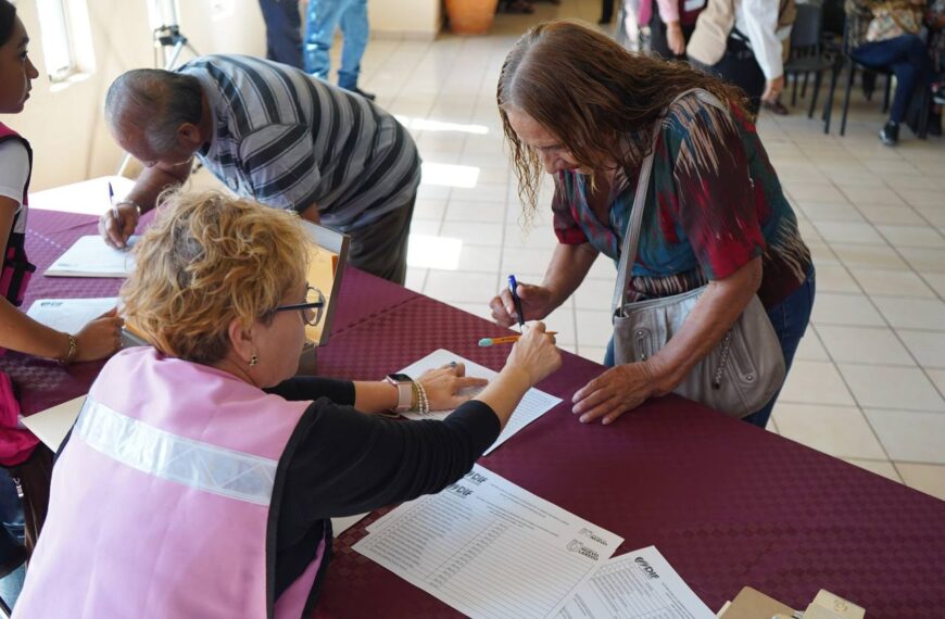 DIF Nuevo Laredo entrega estímulo económico a los adultos mayores del programa de educación vial