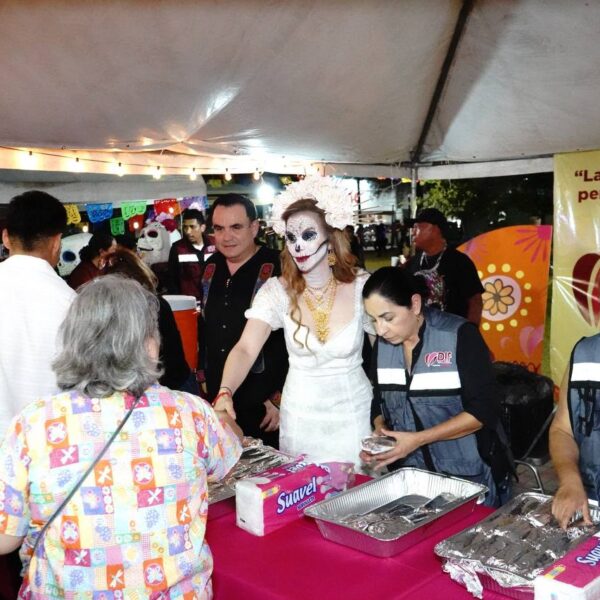 Disfrutan cientos de familias de tamales y champurrado en Festival de La Catrina