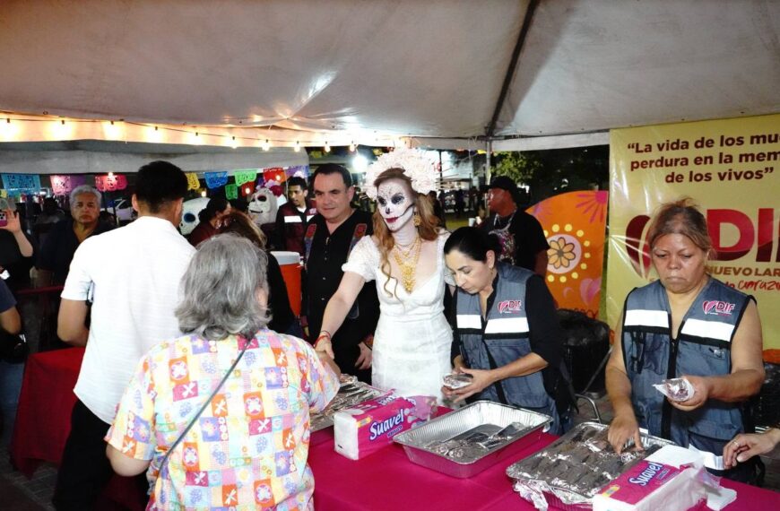 Disfrutan cientos de familias de tamales y champurrado en Festival de La Catrina