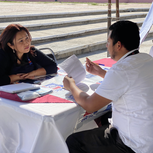Responden ciudadanos a feria de empleo en Plaza de la Mujer