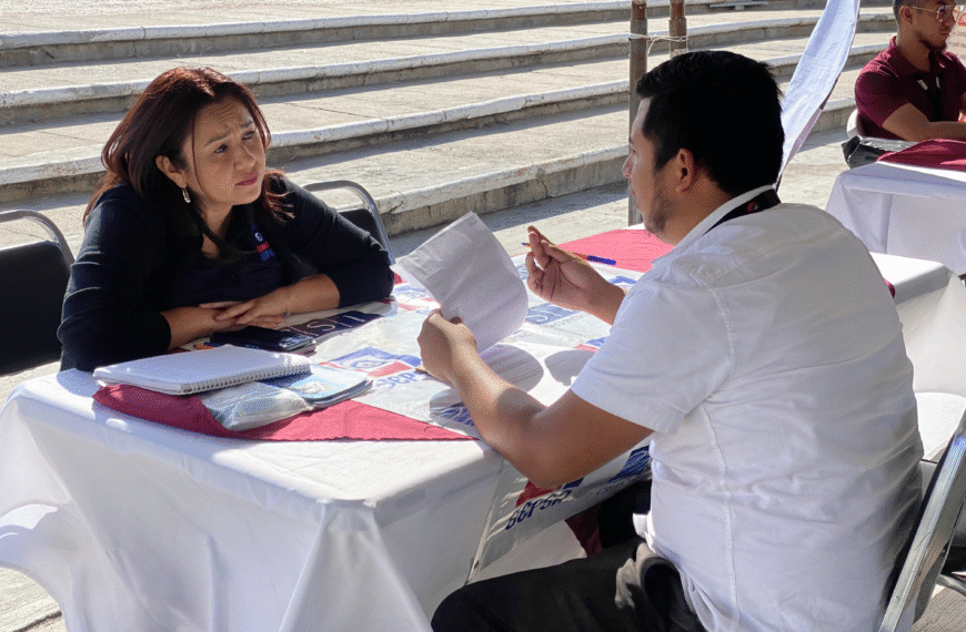 Responden ciudadanos a feria de empleo en Plaza de la Mujer