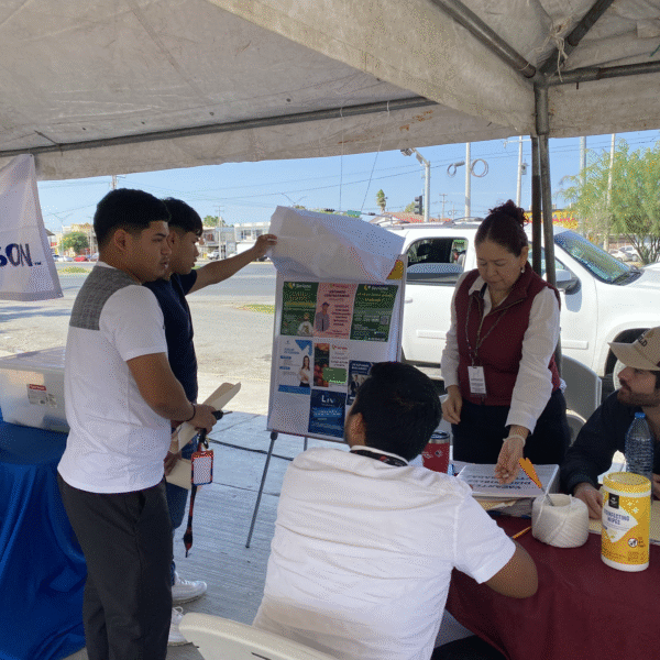 Responden ciudadanos a Feria de Empleo en la Plaza de la Mujer